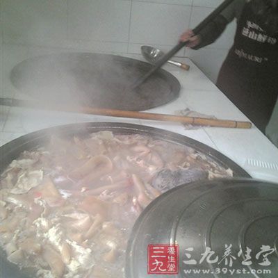 厕所前黑作坊馅 流向南京多家连锁包子店