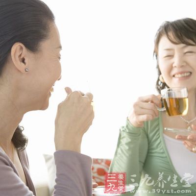 蜂胶加在牛奶、咖啡、蜂蜜等饮品中一同服用，可改善口味