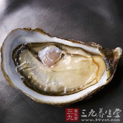 牡蛎和牛奶都富含钙，二者搭配食用，可强化骨骼及牙