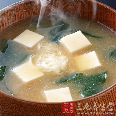 豆腐200克，海带100克，精盐、姜末、葱花、花生油各适量