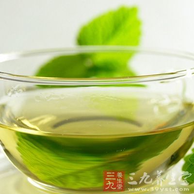 取一袋袋装绿茶或2克绿茶，在茶壶里用2升水煮成茶水待茶水变温洗脸