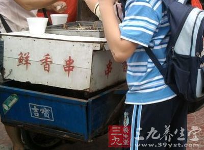 榆林取缔14家学校周边无证摊点 过期食品420