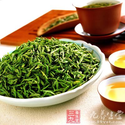 将茶叶进行煎煮，然后每天服用四次