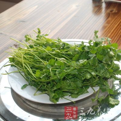 香菜中含有的維生素A和維生素C可以調(diào)節(jié)視網(wǎng)膜感光物質(zhì)合成，緩解眼疲勞