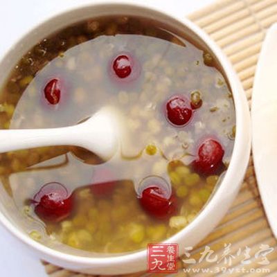 紫草15克、绿豆30克、白糖1匙 紫草15克、绿豆30克、白糖1匙