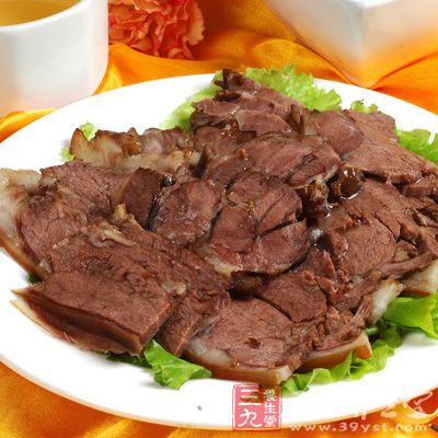 猪头肉、狗肉、公鸡、老鹅、母猪肉、荠麦面等。这些发物容易生热化火