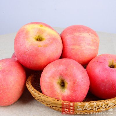 一些酸性的水果也不能食用，比如像苹果