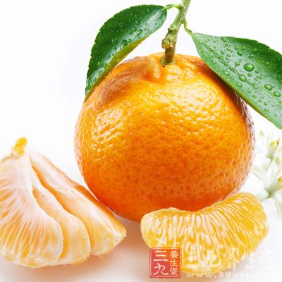 橘子中大量维生素C的代谢产物易与体内代谢的钙结合形成结石，有泌尿系结石的患者一定要谨慎食用