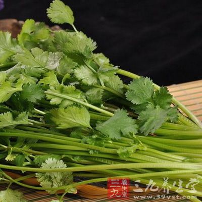 寒性体质的人适当吃点香菜可以缓解胃部冷痛、饮食积滞，消化不良等症状