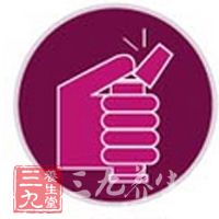 大拇指对准白色瓶盖