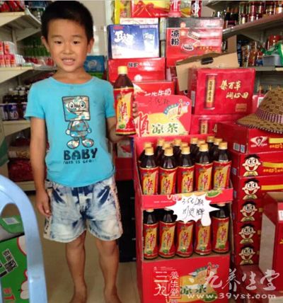 优劲年度感动照,赤脚萌娃和顺牌凉茶感动定格 优劲年度感动照,赤脚萌娃和顺牌凉茶感动定格