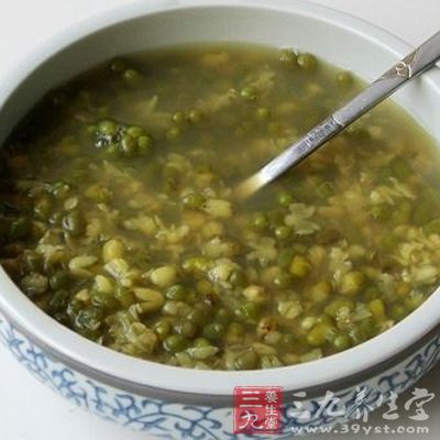 绿豆洗净浸泡1-2小时。加入适量的水，上火大火煮沸