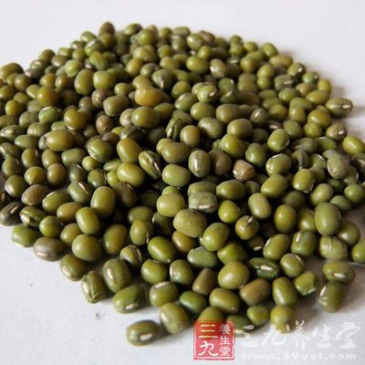 治疗漆疮：绿豆60克，薏苡仁30克，洗净加水适量，煨烂;加白糖适量， 连汤1次顿服，每日1剂