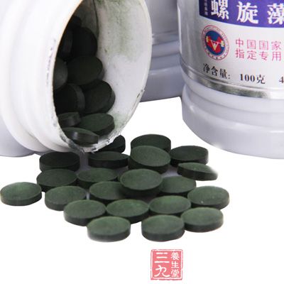 螺旋藻是堿性食品，螺旋藻內(nèi)含有很高的植物性蛋白質(zhì)以及豐富的葉綠素、β-胡蘿卜素等