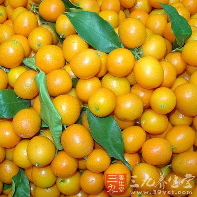 食用金桔具有止痛的作用，可治疗咽喉肿痛、疾病、疝气、睾丸肿痛、乳房结块等病症