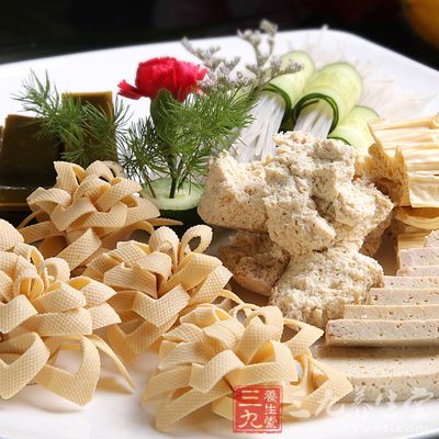 冬季不妨多吃點(diǎn)牛奶、豆制品、蝦皮等富含鈣質(zhì)的食物