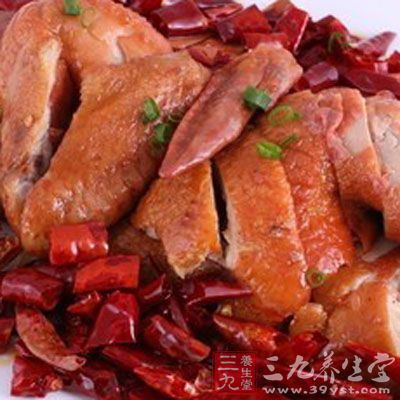 这个季节需要吃些甘甜的食品，少吃辛辣，酸辣的东西