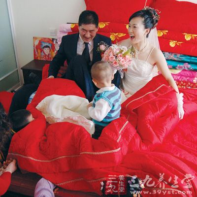 新婚闹洞房的恶心照片-新婚闹洞房\/视频 河南新