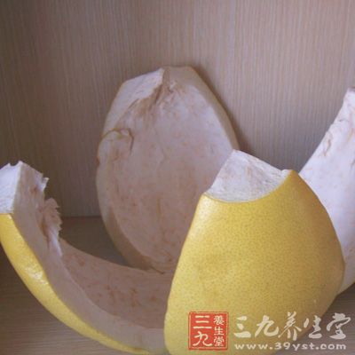 柚子皮撕成小碎片放入鞋子內(nèi)