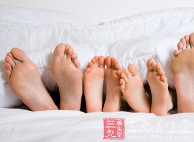 腳臭是由于腳心汗腺多，容易出汗，汗液里除含水分、鹽分外，還含有乳酸及尿素