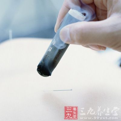 艾本身就有溫通、活血化瘀的作用，燃燒后，可以使熱氣內(nèi)注，把深伏在人體內(nèi)部的寒邪驅(qū)逐體外