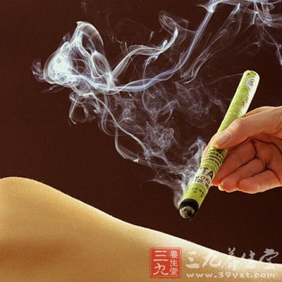 艾灸神阙穴，有温补元气，健运脾胃，固脱复苏之功效