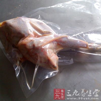 野鸡肉150克，胡萝卜50顾，各切成丝