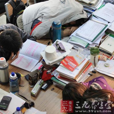 12点睡觉成大学生"集体生物钟"图片