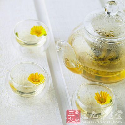 菊花茶有解熱作用，同時增強(qiáng)毛細(xì)血管抵抗力、擴(kuò)張冠狀動脈作用