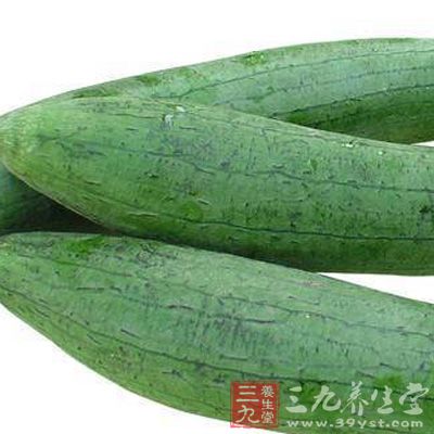 待涼瓜絲變軟后，加進(jìn)金針菇一起炒，1分鐘后加調(diào)味料拌勻即可