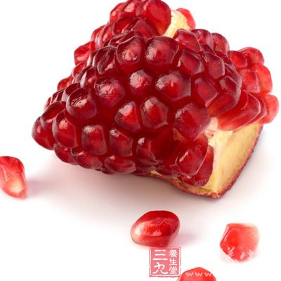 颗粒饱满的石榴是惹人喜爱，口感酸酸甜甜的非常不错