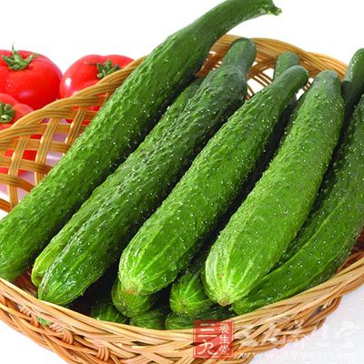 生吃黄瓜可以充分补充皮肤所含的水分