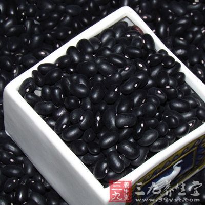 将黑豆、黑芝麻洗净;泥鳅放冷水锅内，加盖加热烫死，洗净