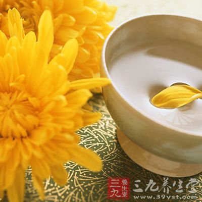 寒露与重阳节接近，此时菊花盛开，为除秋燥，某些地区有饮“菊花酒”的习俗