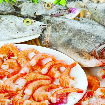 易霉变的食物有：面包、蛋糕、熟肉、鱼虾