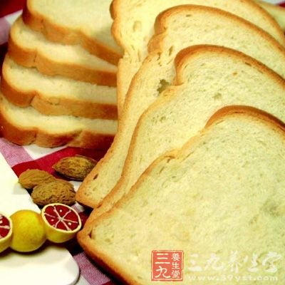 有机面包和麦片粥中所含的膳食纤维，远远超过传统面包和燕麦片
