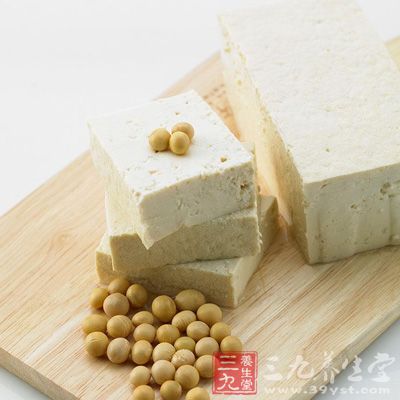 将豆腐切丁,菠菜切段,海带切丝 将豆腐切丁,菠菜切段,海带切丝