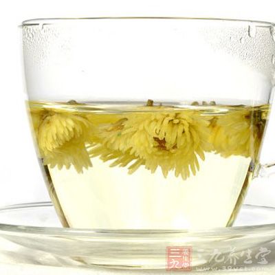 杭白菊30克，白糖适量，加适量开水浸泡，代茶饮