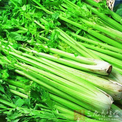 嫩公鸡250克，芹菜75克