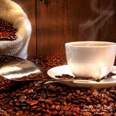 咖啡中含有咖啡因，具有促进脂肪分解的作用