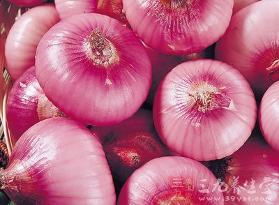 在洋葱里含有微量元素硒,洋葱的营养价值决定了它有抗衰老的作用 在洋葱里含有微量元素硒,洋葱的营养价值决定了它有抗衰老的作用