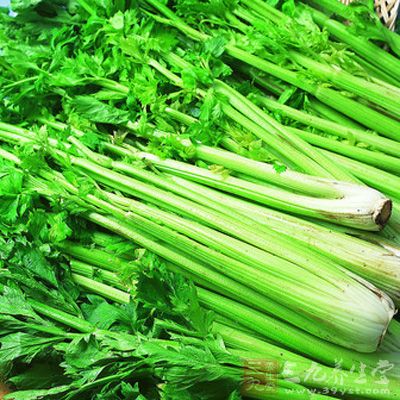 芹菜含铁量较高，能补充妇女经血的损失