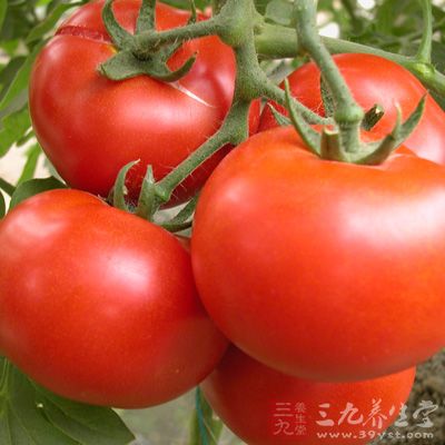 将番茄洗净,撕去外皮 将番茄洗净,撕去外皮