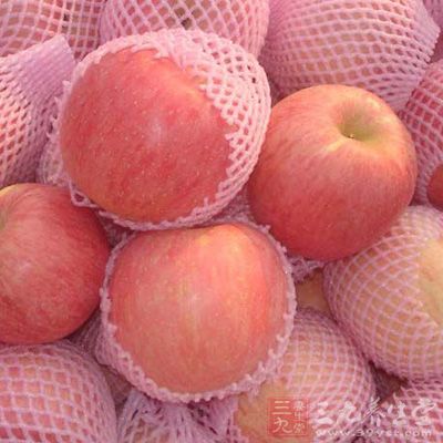 将苹果泥敷在脸上,过15分钟将苹果泥抹去,先用温水洗脸,再用冷水冲洗 将苹果泥敷在脸上,过15分钟将苹果泥抹去,先用温水洗脸,再用冷水冲洗