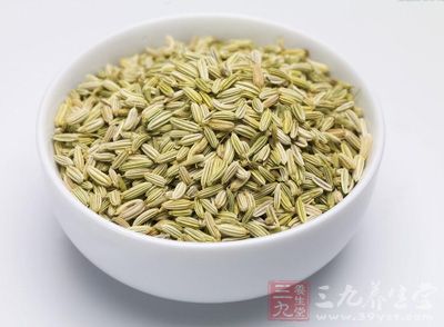 把小茴香炒熱，裝入布袋中溫熨胃脘或小腹，對(duì)上述胃痛或寒凝引起的腹痛及痛經(jīng)都有良好的止痛效果