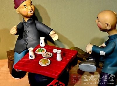 男子酒瘾难熬 狂饮800毫升高粱酒上吊身亡