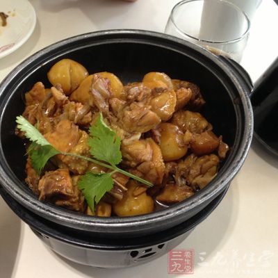 准备材料,鸡腿剁块,鸡腿焯水 准备材料,鸡腿剁块,鸡腿焯水