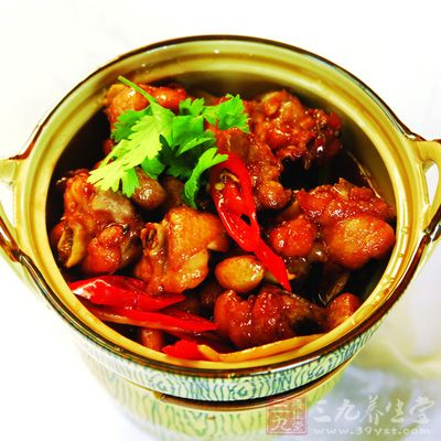 放入半碗米酒，再加入半碗老抽和生抽的混合物炒匀。