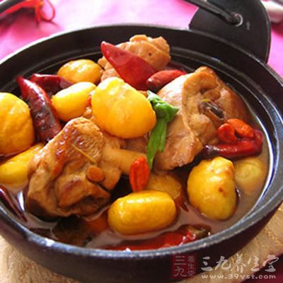 加入水,水不要加太多,刚好与鸡块持平即可,加入调料袋 加入水,水不要加太多,刚好与鸡块持平即可,加入调料袋