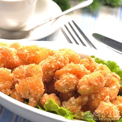 将腌料与水混办均匀后，再将腌制液倒入鸡块中,混拌均匀腌制两小时以上。